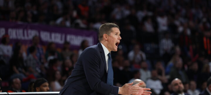 Entrenador en acción, dirigiendo al equipo durante un partido de baloncesto.