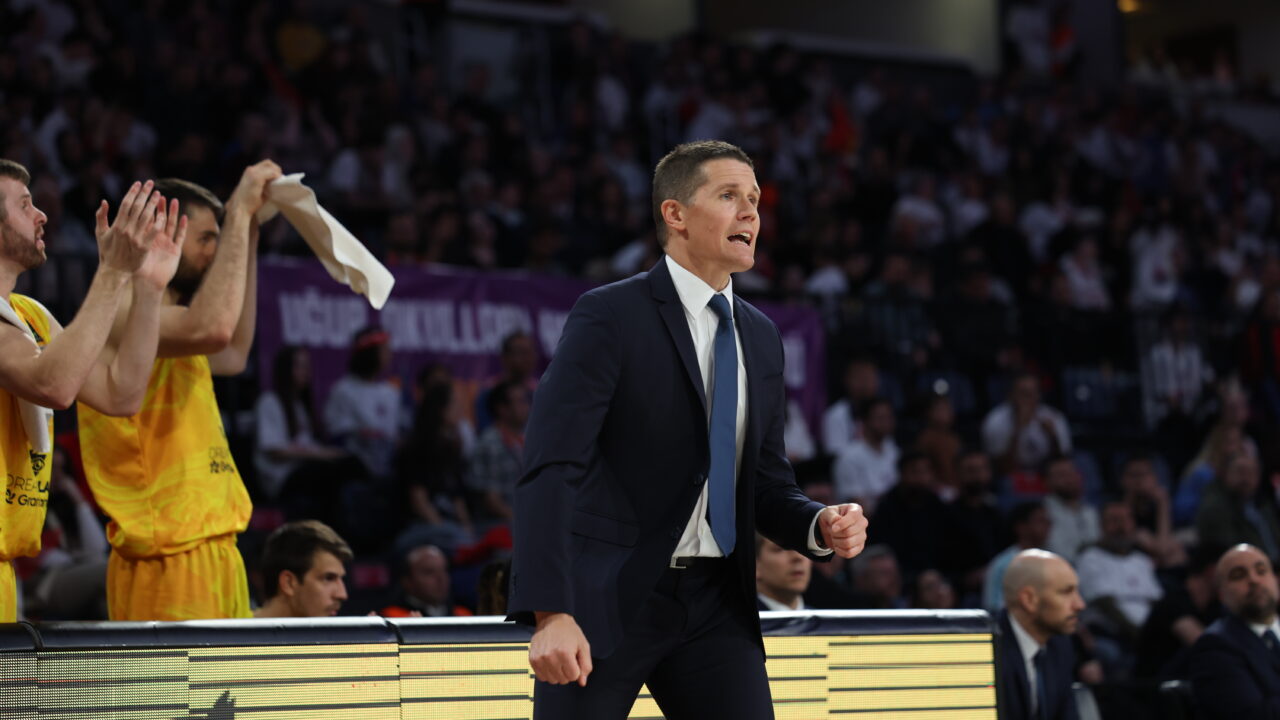 Jaka Lakovic dirigiendo al equipo con entusiasmo durante un partido de baloncesto.