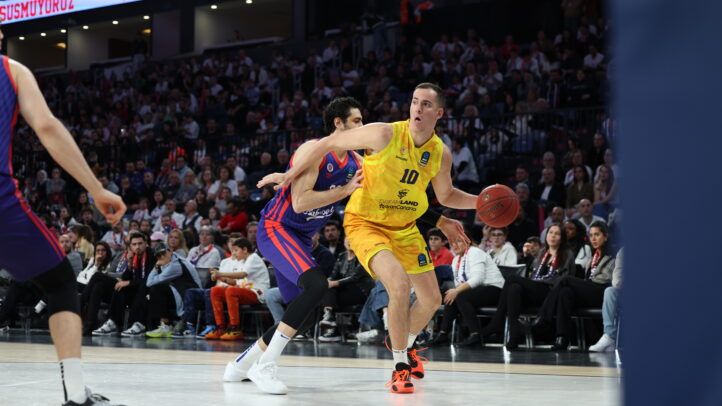 Jugador del Club Baloncesto Gran Canaria driblando el balón en un partido intenso.