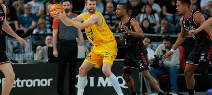 Jugador del Club Baloncesto Gran Canaria con balón, defendido por rivales en el partido.