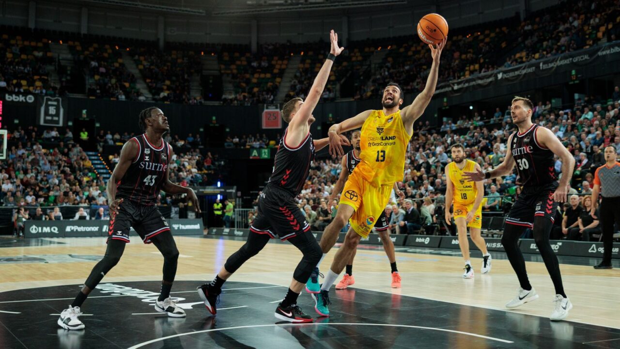 Jugador del Gran Canaria en acción durante un partido contra el Bilbao, con defensa adversaria.