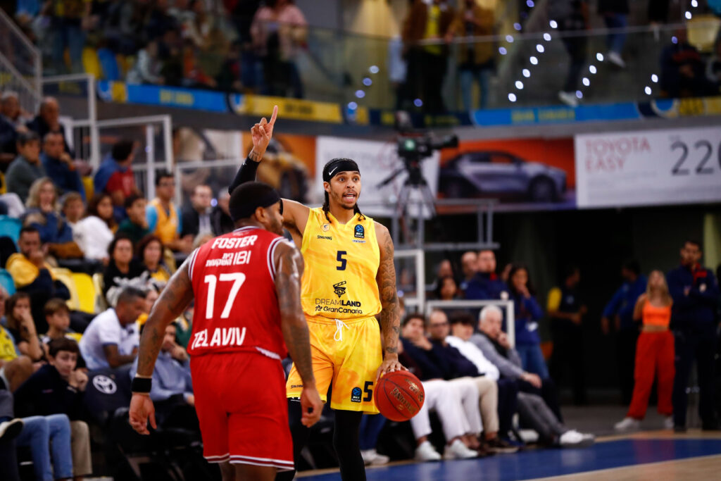 en diez claves",Jugador de baloncesto en acción durante un partido entre Gran Canaria y Hapoel Tel Aviv.