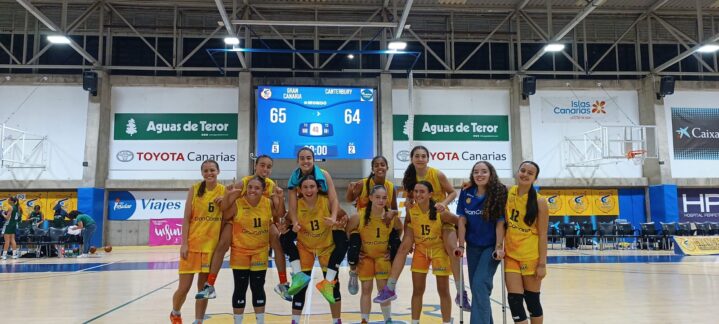 Equipo de baloncesto celebrando su victoria, con marcador de 65-64 en el fondo.