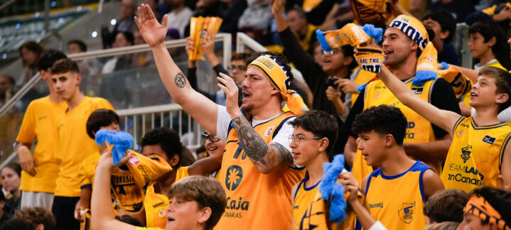 entradas a la venta para la final de BKT EuroCup solo para abonados y usuarios registrados","Aficionados animando en un partido, vistiendo camisetas y bufandas del equipo.