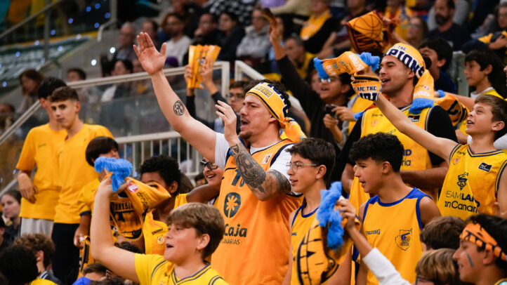 entradas a la venta para la final de BKT EuroCup solo para abonados y usuarios registrados","Aficionados animando en un partido, vistiendo camisetas y bufandas del equipo.
