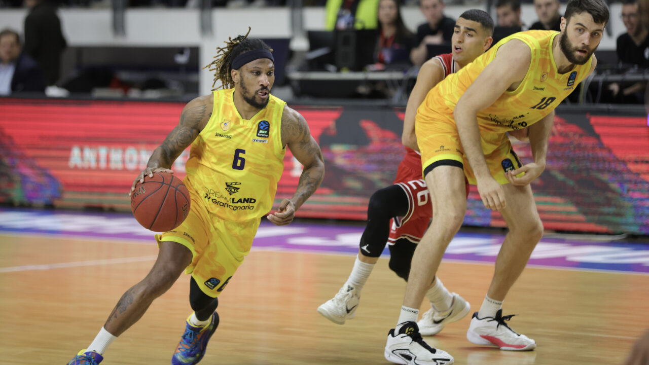 Jugador del Club Baloncesto Gran Canaria avanza con el balón en una jugada de ataque.