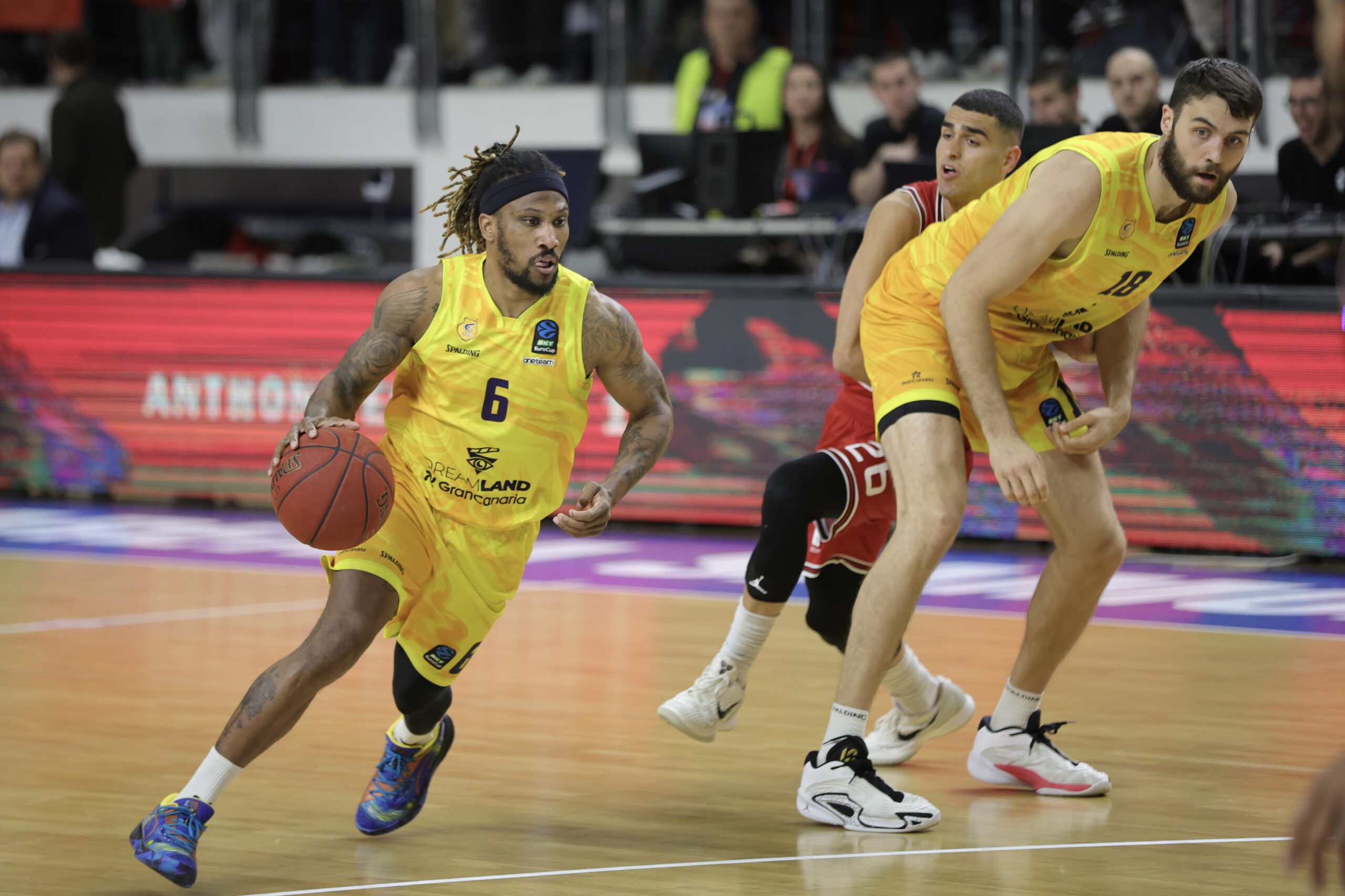 Jugador del Club Baloncesto Gran Canaria avanza con el balón en una jugada de ataque.