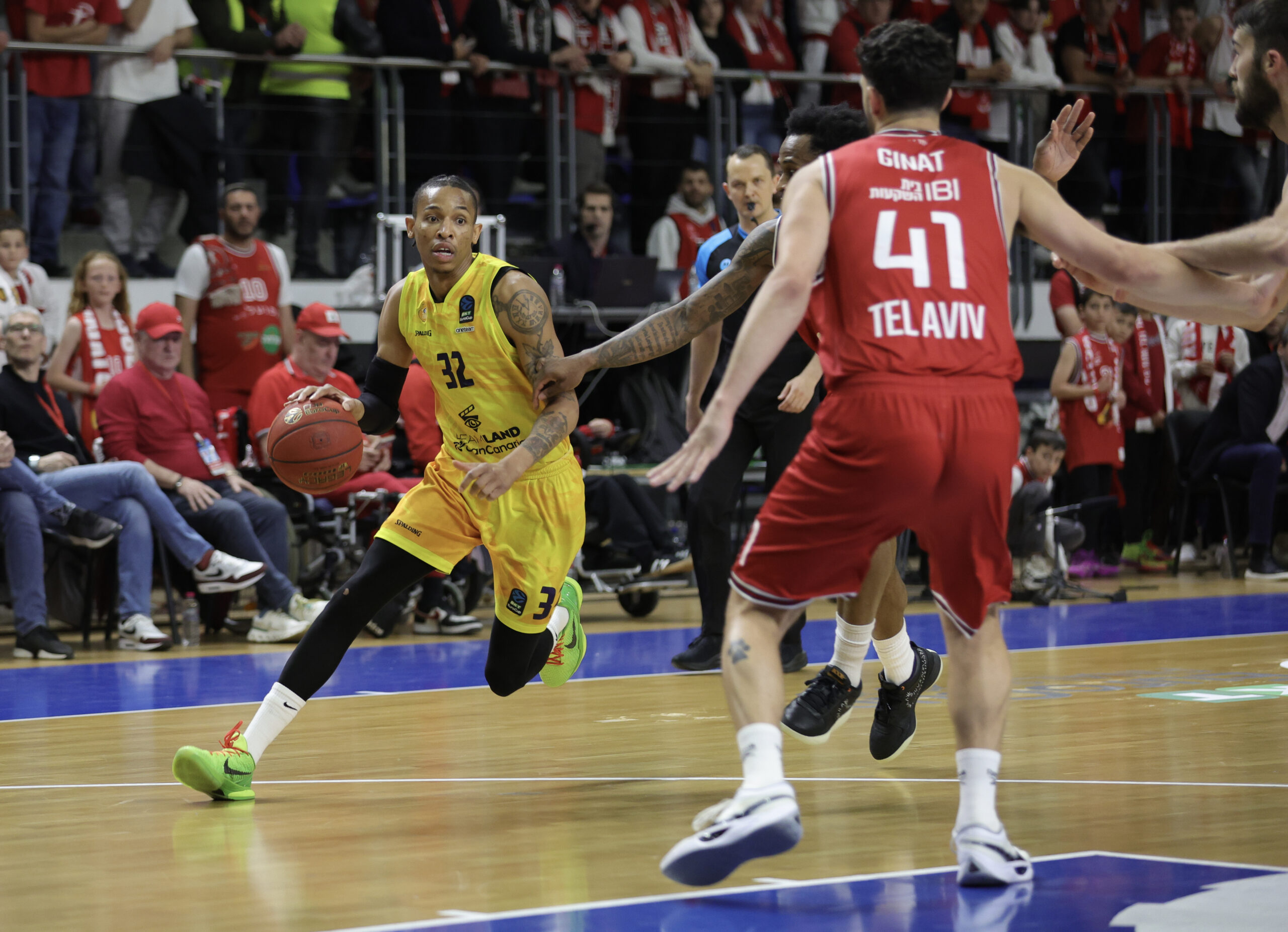 Jugador del Dreamland Gran Canaria driblando el balón durante un partido decisivo.