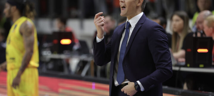 Entrenador Jaka Lakovic dirigiendo a su equipo durante un partido de baloncesto.