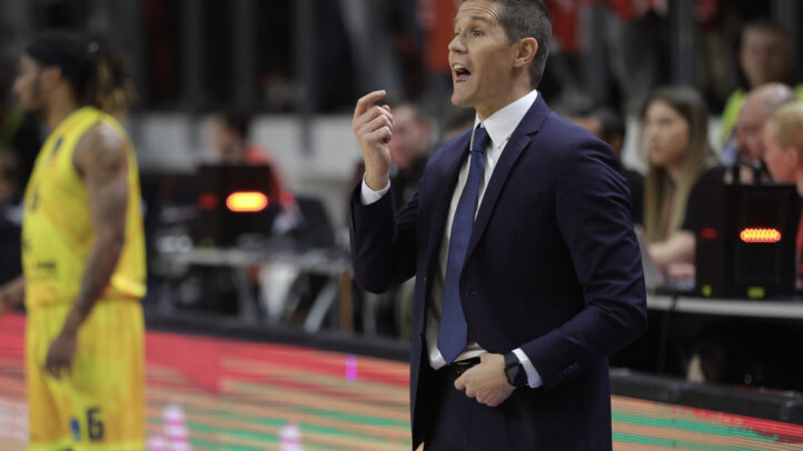 Entrenador Jaka Lakovic dirigiendo a su equipo durante un partido de baloncesto.