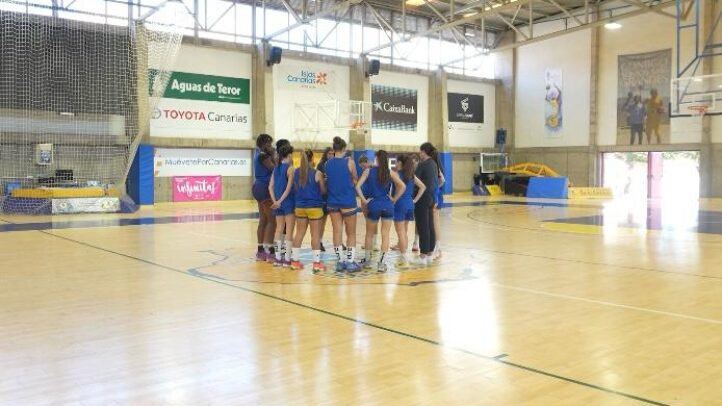 Grupo de jugadoras junior femeninas en la cancha durante un entrenamiento.