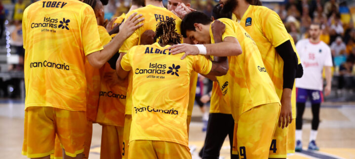 Jugadores del Dreamland Gran Canaria se reúnen en un momento de motivación antes del partido.