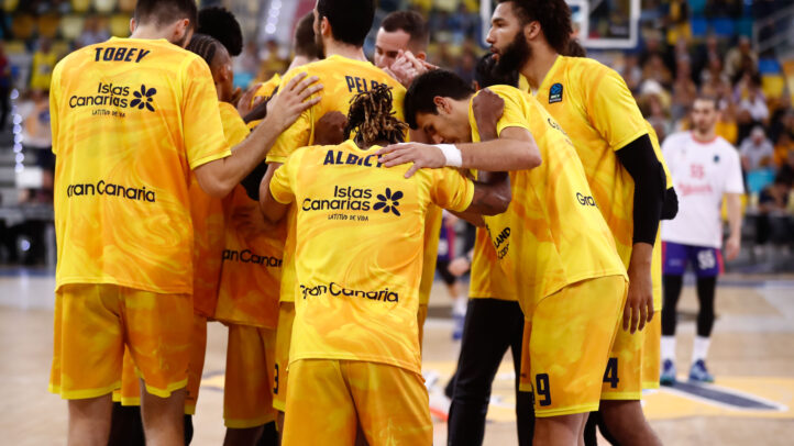 Jugadores del Dreamland Gran Canaria se reúnen en un momento de motivación antes del partido.