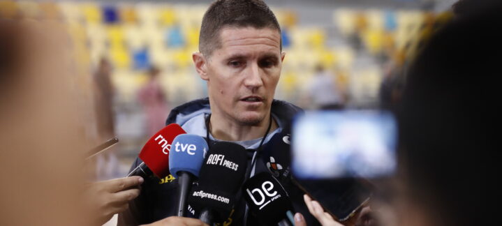 Jaka Lakovic habla ante varios micrófonos durante una rueda de prensa.