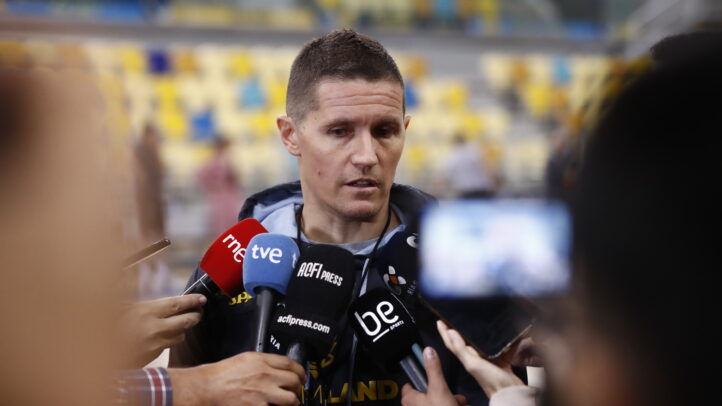 Jaka Lakovic habla ante varios micrófonos durante una rueda de prensa.
