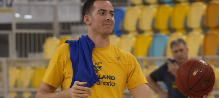 Jugador del Club Baloncesto Gran Canaria sosteniendo un balón en un entrenamiento.