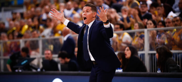 pero cuando echemos la vista atrás estaremos orgullosos""",Entrenador Jaka Lakovic gesticula enérgicamente durante un partido con la afición al fondo.
