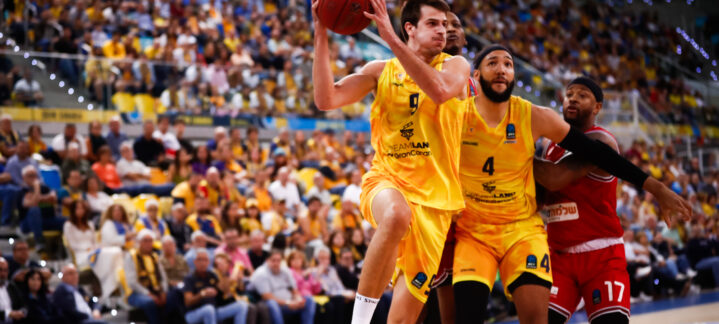 Jugadores del Dreamland Gran Canaria compiten en un partido intenso ante la afición.