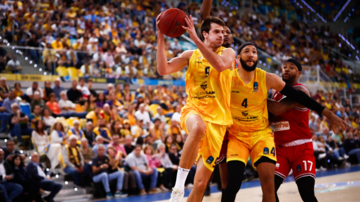 Jugadores del Dreamland Gran Canaria compiten en un partido intenso ante la afición.
