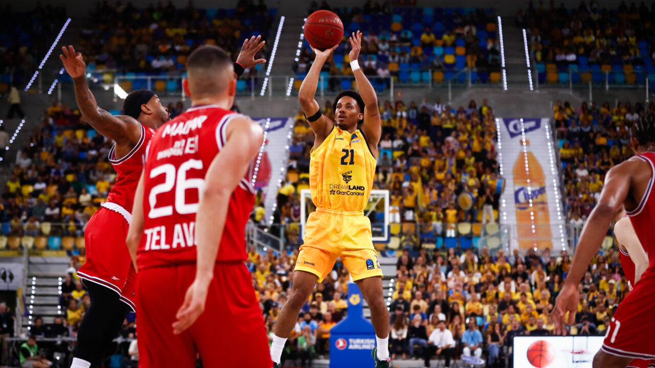 Jugador del Dreamland Gran Canaria lanzando a canasta en un partido emocionante.