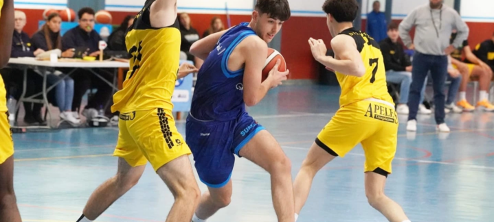 Jugadores de baloncesto en acción durante un partido, con uno sosteniendo el balón.