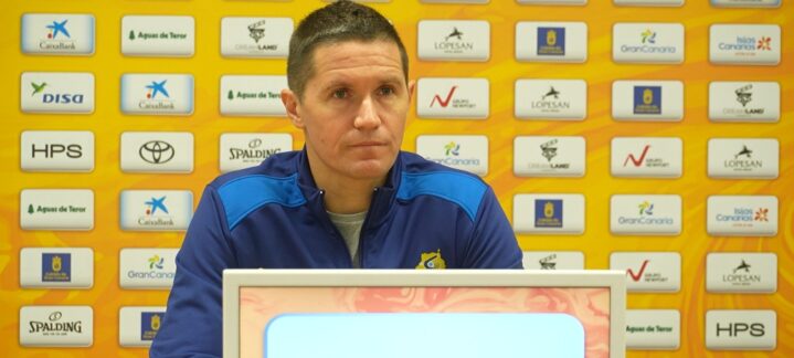 Jaka Lakovic en rueda de prensa, discutiendo la lucha por el playoff.