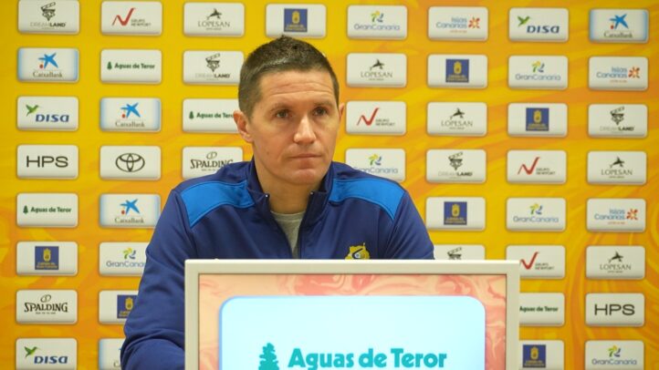 Jaka Lakovic en rueda de prensa, discutiendo la lucha por el playoff.