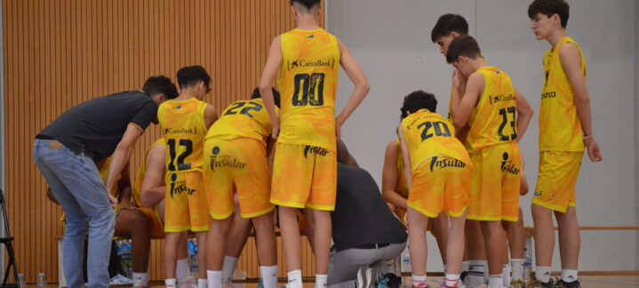 Jugadores del Gran Canaria infantil se reúnen durante un tiempo muerto en un torneo.