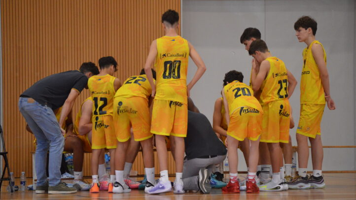 Jugadores del Gran Canaria infantil se reúnen durante un tiempo muerto en un torneo.