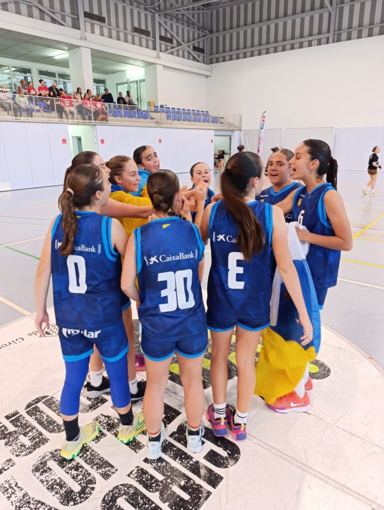 Jugadoras del equipo femenino celebrando en la cancha tras ganar el torneo.