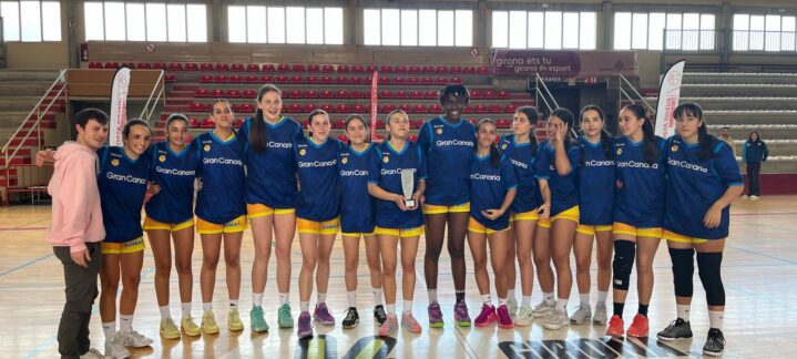 Jugadoras del Club Baloncesto Gran Canaria posando con un trofeo en el Torneo Costa Brava.