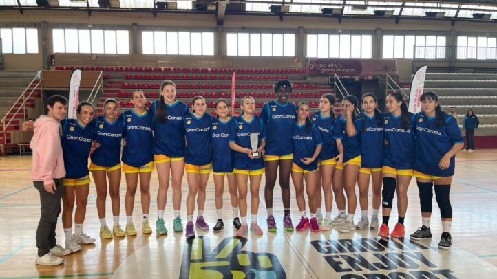 Jugadoras del Club Baloncesto Gran Canaria posando con un trofeo en el Torneo Costa Brava.