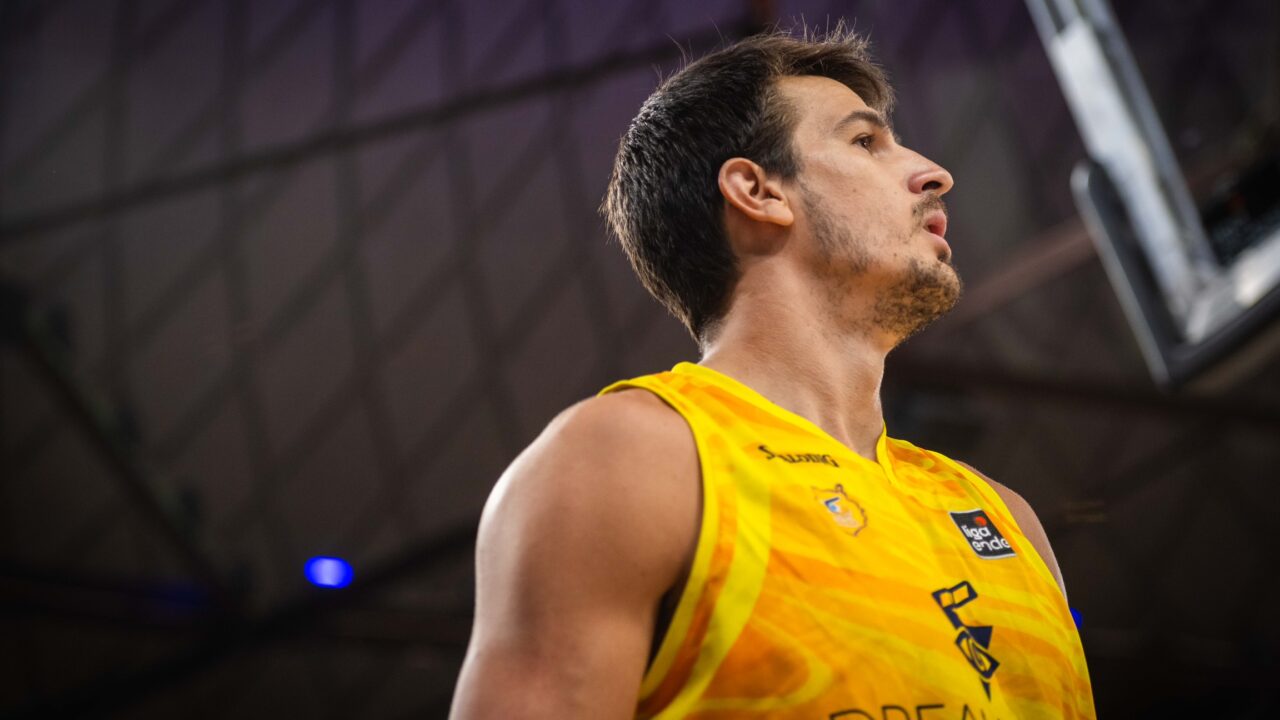Jugador del Dreamland Gran Canaria en el Palau durante un partido de baloncesto.