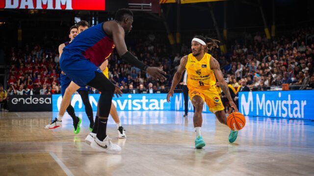 en busca de retornar a la senda del triunfo en Zaragoza",Jugadores del Dreamland Gran Canaria y rival en acción durante un partido de baloncesto.