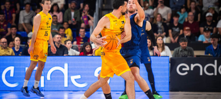 Jugadores del Dreamland Gran Canaria compiten por el balón en el Palau.