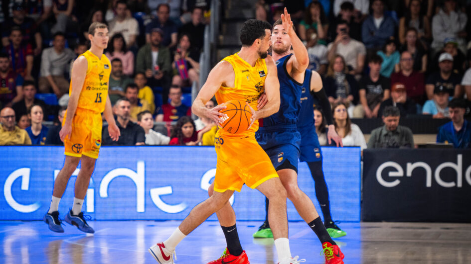 Jugadores del Dreamland Gran Canaria compiten por el balón en el Palau.