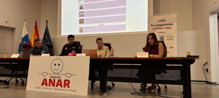 presente en la “I Jornada sobre las Problemáticas de la Infancia y la Adolescencia en Canarias”",Mesa de debate sobre problemáticas de infancia y adolescencia en Canarias.