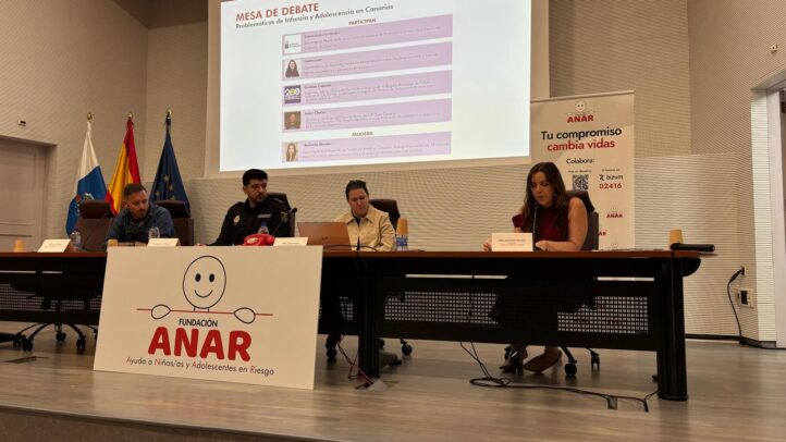 presente en la “I Jornada sobre las Problemáticas de la Infancia y la Adolescencia en Canarias”",Mesa de debate sobre problemáticas de infancia y adolescencia en Canarias.