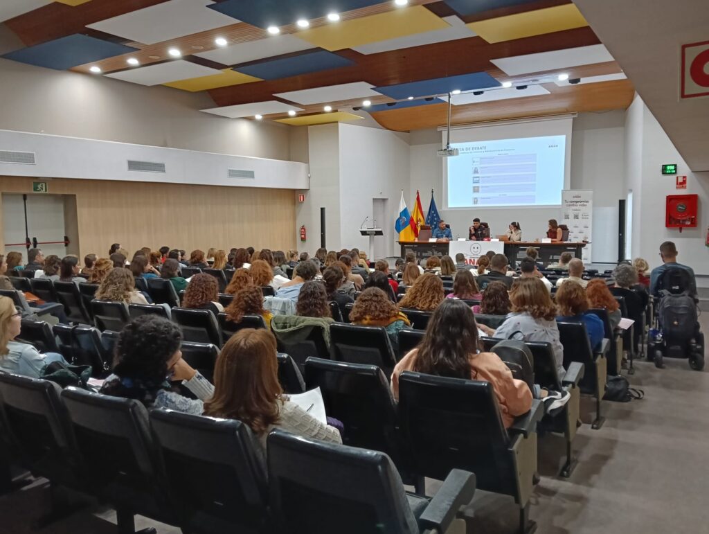  presente en la “I Jornada sobre las Problemáticas de la Infancia y la Adolescencia en Canarias”","Auditorio lleno de personas durante la ""I Jornada sobre Problemáticas de la Infancia y Adolescencia"".