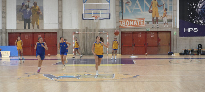 Jugadoras del cadete femenino entrenando en la cancha del Club Baloncesto Gran Canaria.