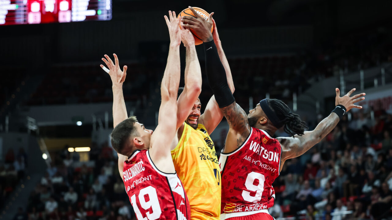 Jugador del Dreamland Gran Canaria intenta encestar entre dos defensores del Zaragoza.