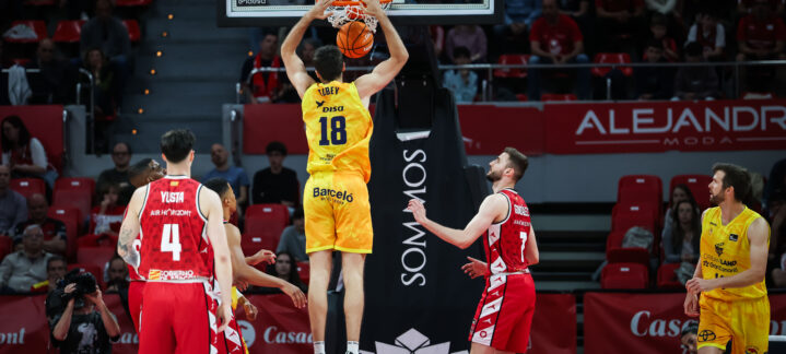 Jugador del Dreamland Gran Canaria realizando un mate en un partido contra Zaragoza.