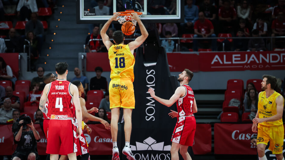 Jugador del Dreamland Gran Canaria realizando un mate en un partido contra Zaragoza.