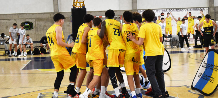 Jugadores del cadete masculino celebran el triunfo en el Campeonato de Canarias.