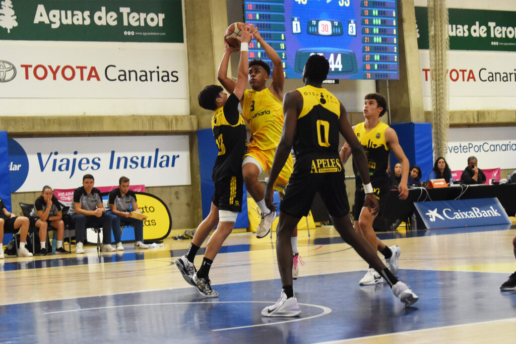 Jugador en acción durante un partido de baloncesto, saltando para realizar un tiro.