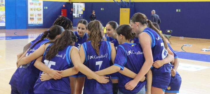 Jugadoras del cadete femenino del CB Gran Canaria en un momento de reunión.