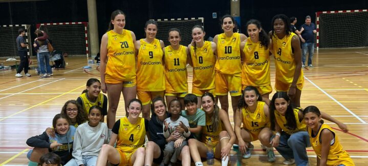 Jugadoras del Gran Canaria ULPGC posando juntas en la cancha tras un partido.