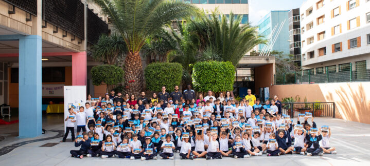 Estudiantes y miembros del Club Baloncesto Gran Canaria posan juntos en el CEIP Iberia.
