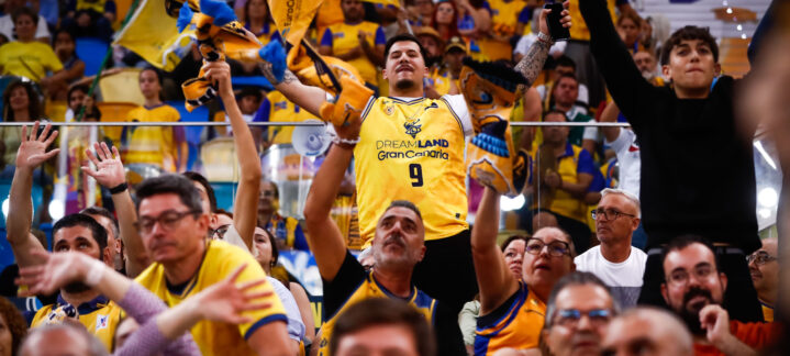 Aficionados animan al equipo en el Gran Canaria Arena durante el playoff de la Liga Endesa.