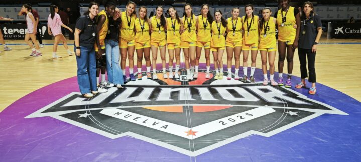 Jugadoras del junior femenino del Club Baloncesto Gran Canaria posan tras el campeonato.